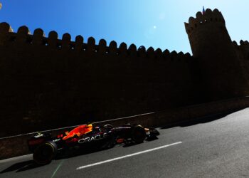 Pérez lidera primeira sessão na frente de Leclerc em Baku