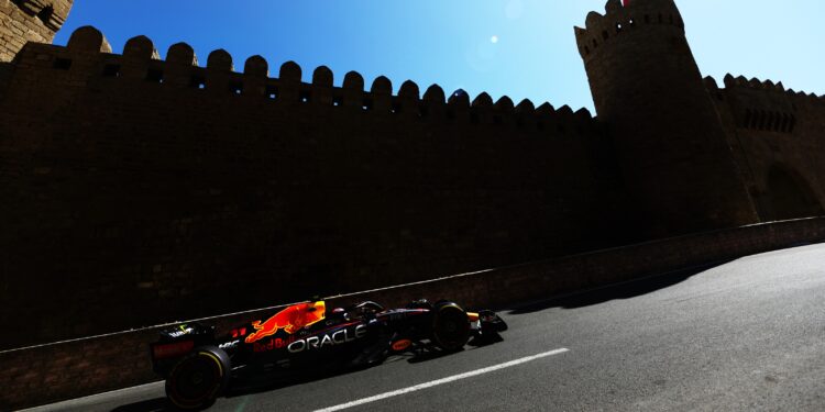 Pérez lidera primeira sessão na frente de Leclerc em Baku