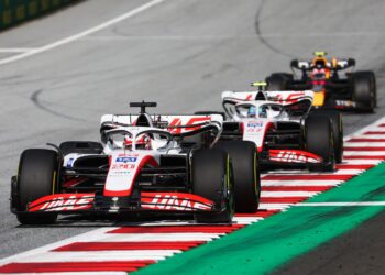 Schumacher diz que a Haas deveria ter imposto ordens de equipa, Steiner discorda