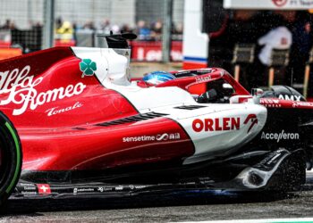 Bottas lidera primeira sessão húmida em Silverstone