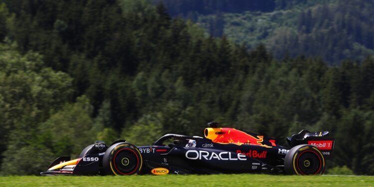 Verstappen alcança a terceira pole position do ano, acidentes da Mercedes interrompem a sessão