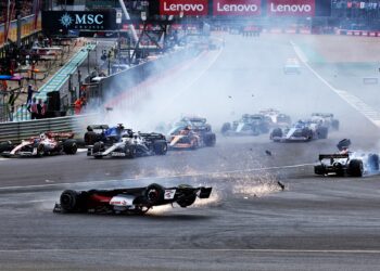 Zhou e restantes pilotos agradecem à Fórmula 1 pela introdução do Halo: “Salvou duas vidas hoje”