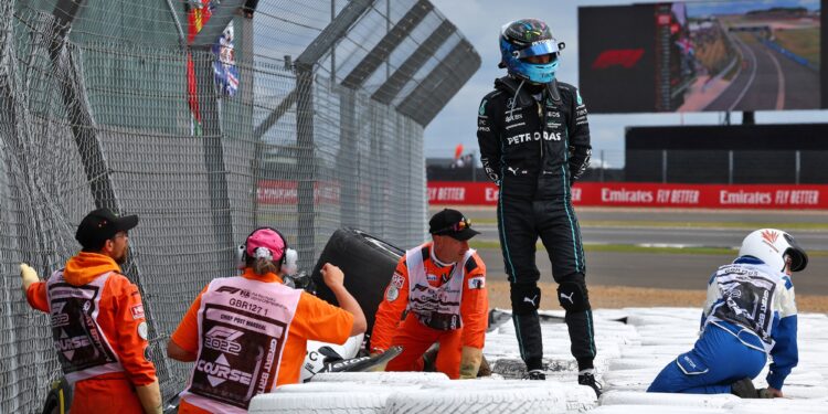 Russell diz que a Fórmula 1 deve esforçar-se para evitar a repetição da “horrível” posição em que ficou o carro de Zhou