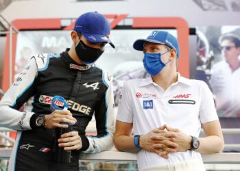 Ocon revela que gostaria de ter Schumacher como colega de equipa em 2023