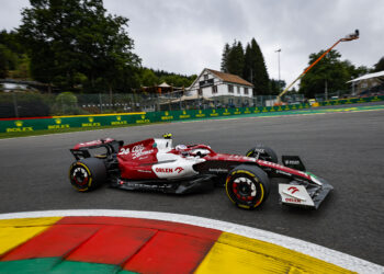 Zhou Guanyu junta-se ao lote de pilotos penalizados em Spa-Francorchamps