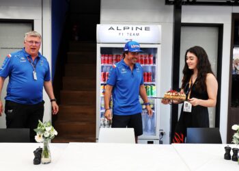 Alpine soube da ida de Alonso para a Aston Martin através do comunicado da equipa rival