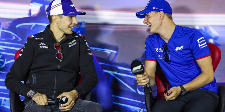 Ocon reforça desejo de fazer equipa com Schumacher, mas garante não ter problemas com Gasly