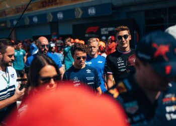 Verstappen, Russell e Hamilton elogiam prestação de De Vries: “Foi impressionante”