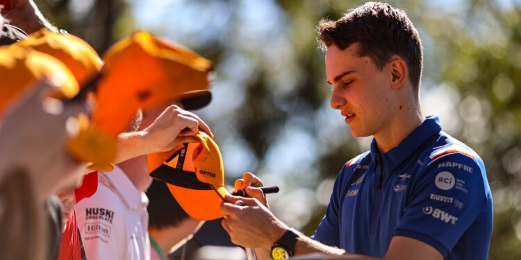 Piastri explica rotura com a Alpine e revela episódio “bizarro” na fábrica