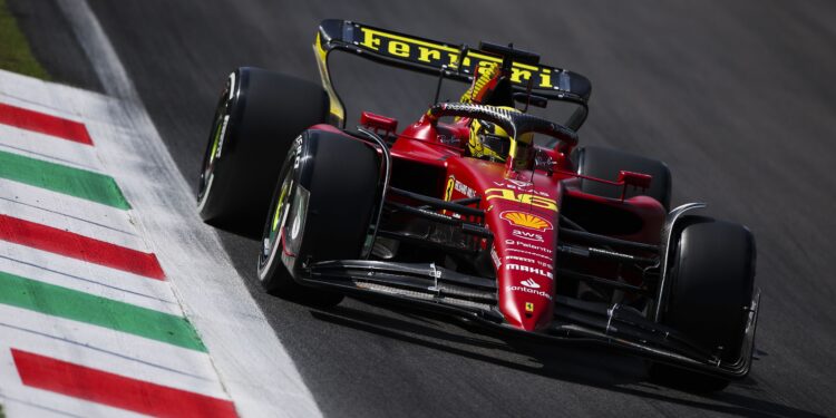 Leclerc e Ferrari começam o Grande Prémio de casa no topo da tabela de tempos