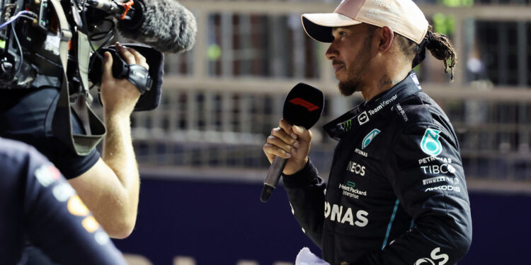 Hamilton escapa a punição por correr com um piercing, mas Mercedes é multada em 25 mil euros
