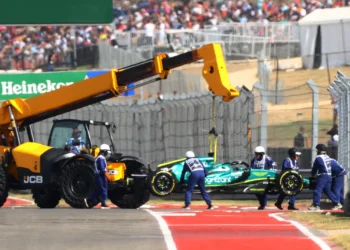 Stroll diz ter dado “bastante espaço” a Alonso: “Ele podia ter-se movido mais cedo”