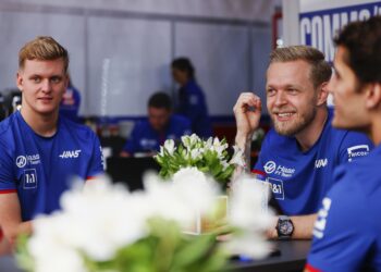 Magnussen confiante no regresso de Schumacher à Fórmula 1: “Ele merece um lugar na grelha”