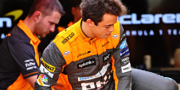 Indisposição de Norris coloca De Vries em stand-by no Brasil