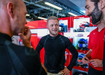 Magnussen será operado a uma mão e deverá falhar Daytona