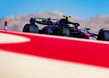 Zhou lidera no final do segundo dia de testes e Mercedes sofre problemas 