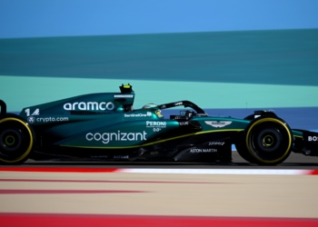 Alonso aumenta as expectativas em torno da Aston Martin ao registar o melhor tempo na segunda sessão