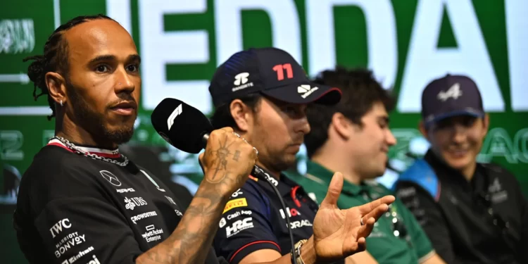Hamilton assegura que não planeia abandonar a Mercedes e afirma: “Vou voltar a vencer”