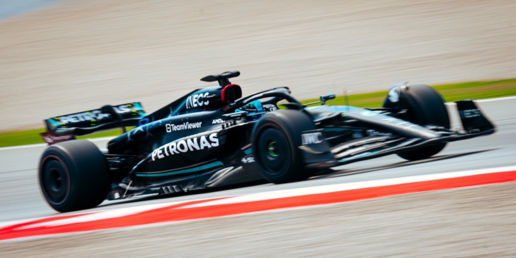 Russell opõe-se à proibição dos cobertores de aquecimento de pneus na Fórmula 1