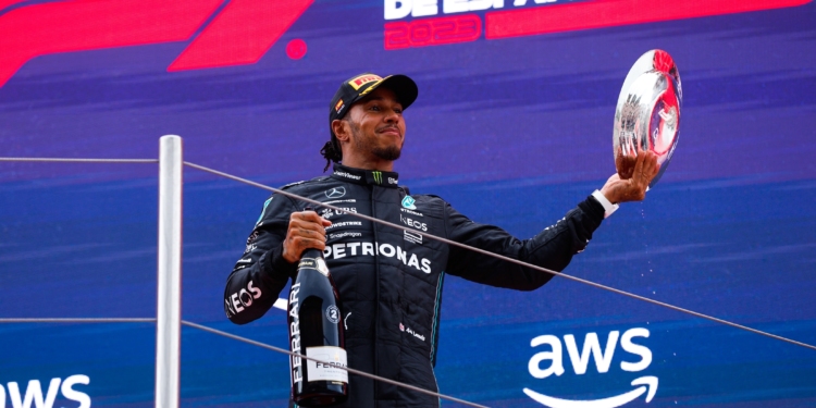 Encorajado com o progresso da Mercedes, Hamilton diz que pode renovar o contrato esta segunda-feira