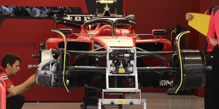 Sainz elogia trabalho da Ferrari após antecipação das evoluções, mas Leclerc avisa: “Não esperamos milagres”