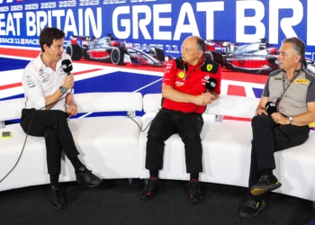 Wolff afirma que expansão da grelha criaria problemas de segurança e sugere: “Comprem uma equipa”