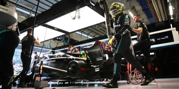 Mercedes garante que o atraso no novo contrato de Hamilton não é uma questão de dinheiro