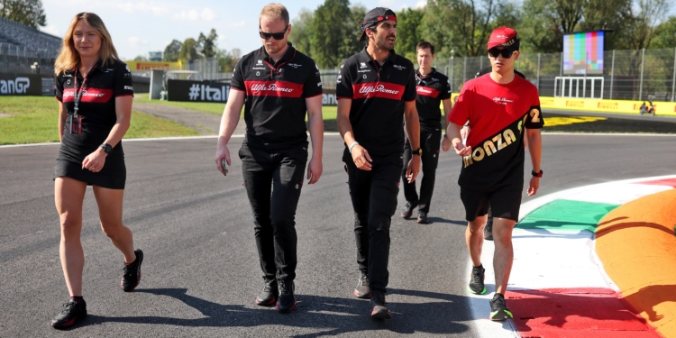 Zhou desmente rumores e diz estar perto de renovar com a Alfa Romeo