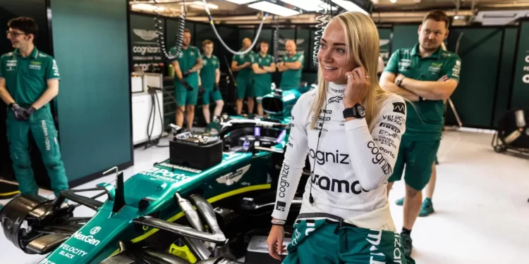 Jessica Hawkins testou um carro de Fórmula 1 da Aston Martin em Budapeste