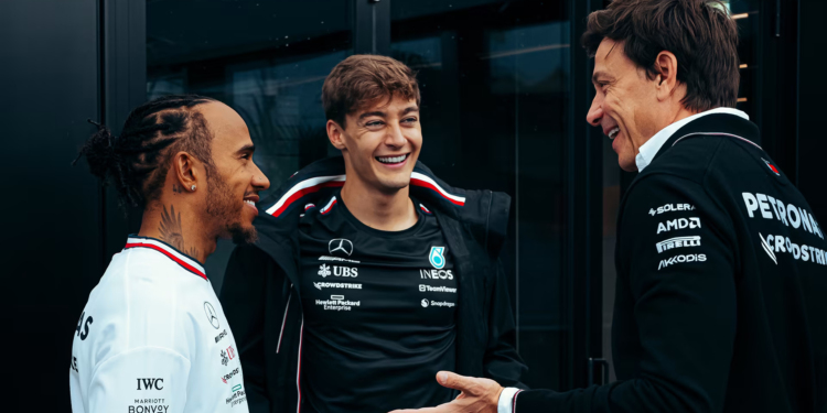 Russell: “O Lewis não ficaria se não acreditasse que a equipa é capaz de voltar a ganhar”