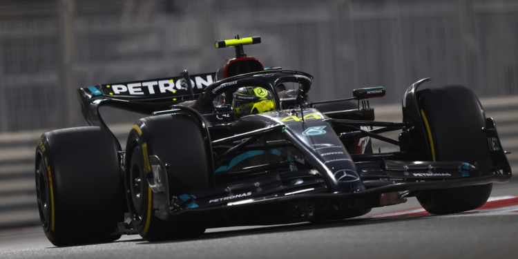 Hamilton admite que chegar ao Q3 será um desafio em Abu Dhabi