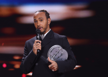 Troféu de Hamilton acaba nas mãos de um fã