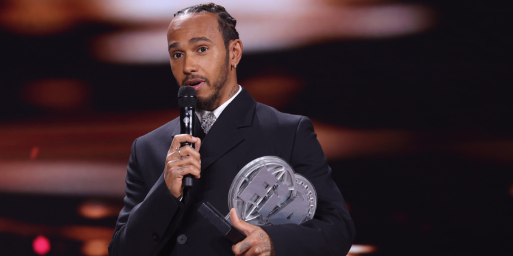 Troféu de Hamilton acaba nas mãos de um fã