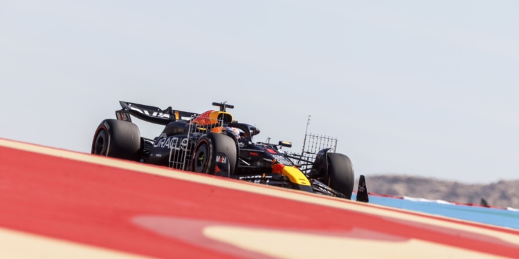 Verstappen na frente após a primeira sessão do teste do Bahrain
