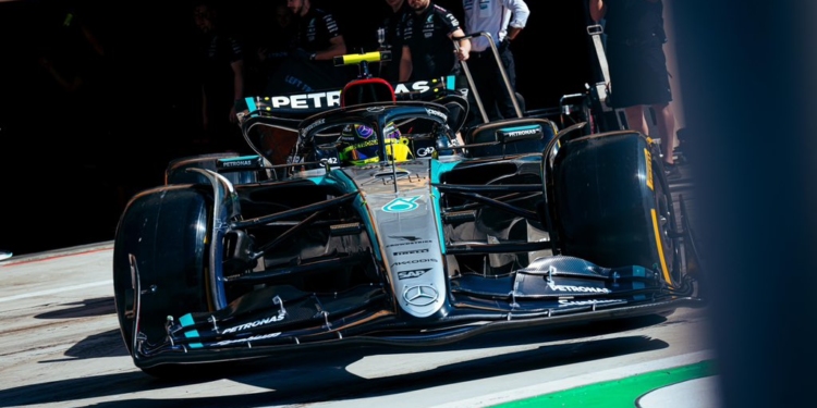 Wolff: Mercedes assinou a curto prazo com Hamilton para manter opção Antonelli em aberto