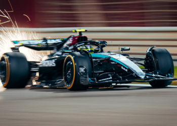 Hamilton admite surpresa com o melhor tempo nos treinos livres, mas diz que a Mercedes precisa de trabalhar no ritmo de corrida