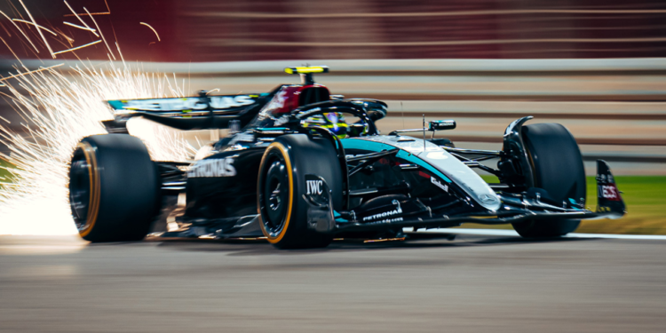 Hamilton admite surpresa com o melhor tempo nos treinos livres, mas diz que a Mercedes precisa de trabalhar no ritmo de corrida