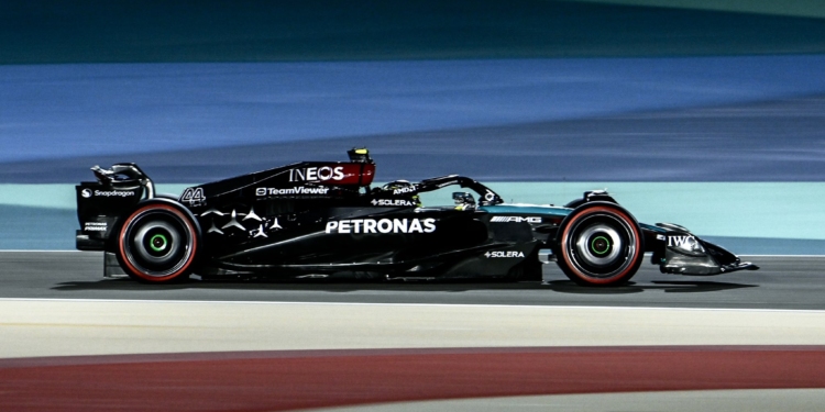 Hamilton lidera dobradinha da Mercedes no segundo treino livre
