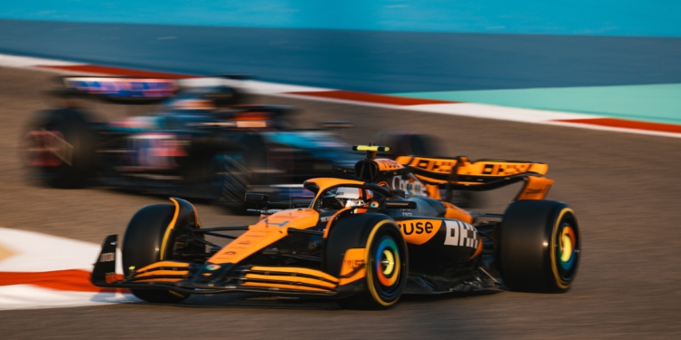 Norris afirma que a McLaren está “consideravelmente atrás da Ferrari” após o teste do Bahrain
