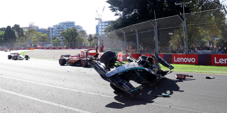 Alonso penalizado com 20 segundos pelo seu papel no acidente de Russell