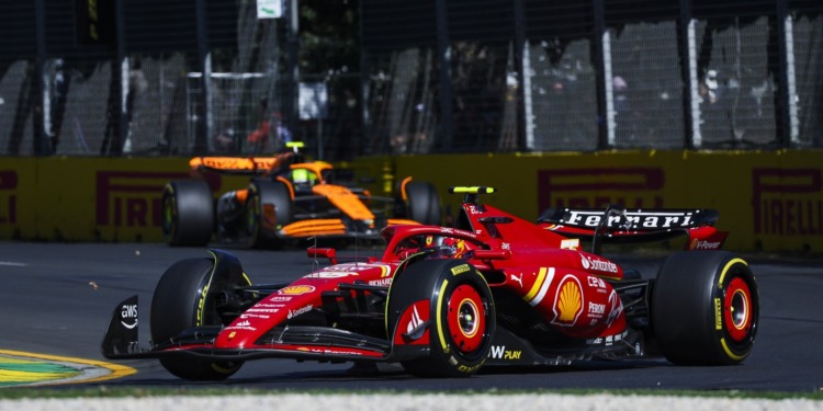 Sainz regressa com vitória e Ferrari consegue dobradinha após abandono de Verstappen em Melbourne