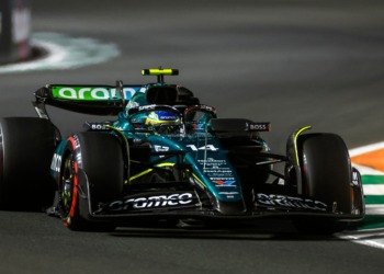 Alonso fará corrida “a olhar para os espelhos” após qualificação “fantástica” em Jeddah