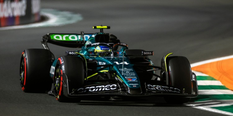 Alonso fará corrida “a olhar para os espelhos” após qualificação “fantástica” em Jeddah