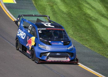 [FOTOS] Ricciardo e Lawson efetuaram demonstração com a Ford em Melbourne
