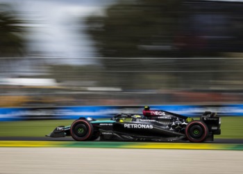 Intrigado com a inconsistência do carro da Mercedes, Hamilton admite que Russell “está a fazer um melhor trabalho”