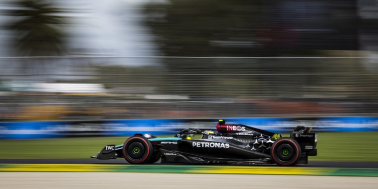 Intrigado com a inconsistência do carro da Mercedes, Hamilton admite que Russell “está a fazer um melhor trabalho”
