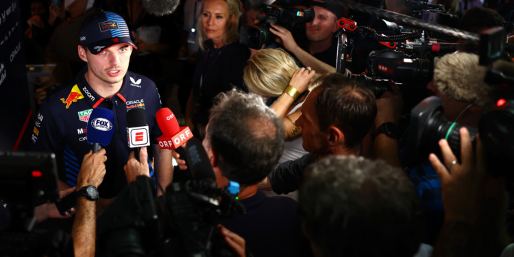 Verstappen recusa escolher lados e afirma: “Não há razões para sair da equipa”