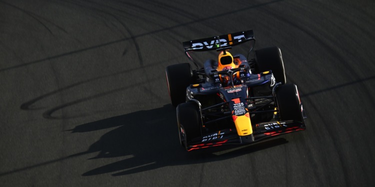 Verstappen termina o primeiro treino livre na frente de Alonso em Jeddah