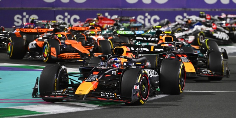 Verstappen alcança a nona vitória consecutiva, Bearman é sétimo na estreia em Jeddah