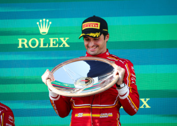 Horner não descarta a possibilidade de contratar Sainz para 2025